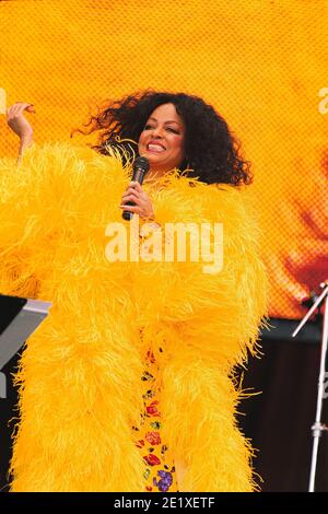 Diana Ross sul palco del Safeway picnic nel Park 2002, tenutosi a Hyde Park, Londra, Regno Unito. 29 giugno 2002. Foto Stock