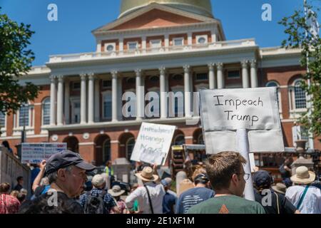 Boston, Massachusetts, USA-15 giugno 2019: I manifestanti hanno firmato 'Impeach Trump' Foto Stock