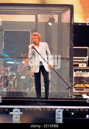 Rod Stewart sul palco del Safeway picnic nel Park 2002, tenuto a Hyde Park, Londra, Regno Unito. 29 giugno 2002. Foto Stock