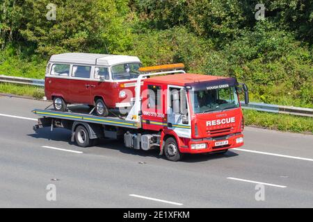 Hough Green Garage Ltd, 24hr recupero di guasto; trasportando 1975 70s rosso settanta VW Volkswagen Caravans e Motorhomes, camper sulle strade britanniche, RV tempo libero veicolo soccorso stradale, vacanze di famiglia, vacanze caravanette, vacanze roulotte Touring, conversioni furgoni, Vanagon autohom, Bay Window Dormobile Regno Unito Foto Stock