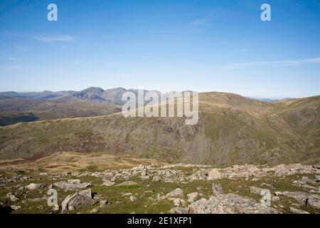 Scafell Pike e Scafell si sono visti da Dow Crag vicino Old Man of Coniston Lake District Cumbria Inghilterra Foto Stock