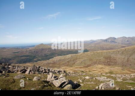 Scafell Pike e Scafell si sono visti da Dow Crag vicino Old Man of Coniston Lake District Cumbria Inghilterra Foto Stock