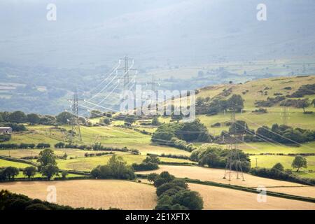 Elettricità Pylons nel paesaggio della Conwy Valley vicino Il villaggio di Eglwysbach Conwy Snowdonia Galles Foto Stock