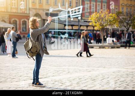 Realtà aumentata nel marketing. Donna viaggiatore con telefono. Navigazione sulla proiezione del display Foto Stock