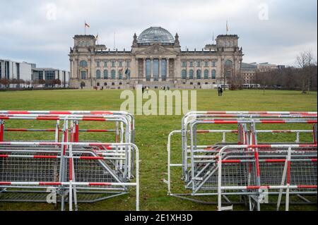 Berlino, Germania. 10 gennaio 2021. Di fronte all'edificio del Reichstag vi sono barriere sul prato. Credit: Christophe Gateau/dpa/Alamy Live News Foto Stock