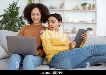 Eventi online sorprendenti, notizie scioccanti sui social network e pubblicità cool Foto Stock