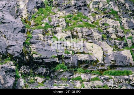 Collina coperta di rocce ed erba verde Foto Stock
