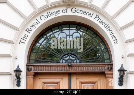 Nome scolpito sopra l'ingresso del Royal College of General Practitioners a Euston, Londra. Foto Stock