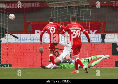 Crawley, Regno Unito. 10 gennaio 2021. Jordan Tunnicliffe di Crawley Town segna per il 3-0 e festeggia durante la terza partita della fa Cup tra Crawley Town e Leeds United al Peoples Pension Stadium di Crawley, Inghilterra, il 10 gennaio 2021. Foto di Ken Sparks. Solo per uso editoriale, è richiesta una licenza per uso commerciale. Nessun utilizzo nelle scommesse, nei giochi o nelle pubblicazioni di un singolo club/campionato/giocatore. Credit: UK Sports Pics Ltd/Alamy Live News Foto Stock