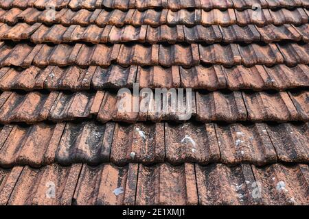 tegola del tetto. tegola tetto di una vecchia casa. tegole tetti utilizzati in vecchio e moderno stile di costruzione per la sicurezza e anche mantiene casa fresco all'interno. Foto Stock
