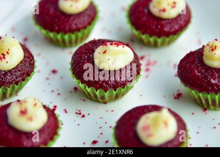 cupcake di velluto rosso primo piano foto. gustosi cupcake di velluto rosso su sfondo bianco. Foto Stock