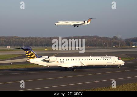 Tedesco Eurowings Bombardier CRJ900 con registrazione D-ACNG e D-ACNM presso l'aeroporto di Dusseldorf. Foto Stock