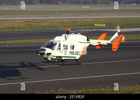 MBB BK117C-1 elicottero del tedesco della Renania settentrionale-Vestfalia la polizia con registrazione D-HNWO di pattuglia. Foto Stock