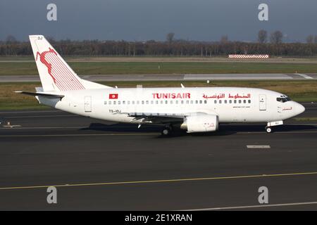 Tunisair Boeing 737-500 con registrazione TS-IOJ sulla Taxiway all'aeroporto di Dusseldorf. Foto Stock