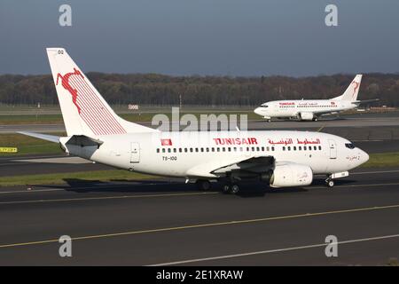 Tunisair Boeing 737-600 con registrazione TS-IOQ e TS-IOJ all'aeroporto di Dusseldorf. Foto Stock