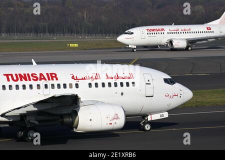 Tunisair Boeing 737-600 con registrazione TS-IOQ e TS-IOJ all'aeroporto di Dusseldorf. Foto Stock