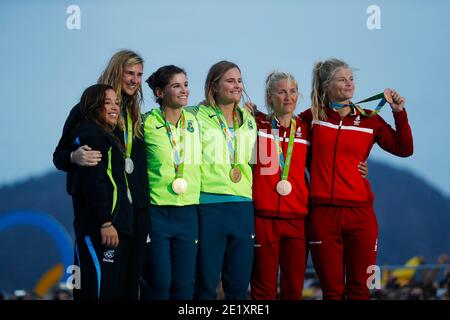 Sailing 49er FX podio, Rio 2016 Giochi Olimpici. Martine Grael Kahena Kunze BRA, Alex Maloney Molly Meech NZL, Jena Hansen Katja Salskov-Iversen DEN Foto Stock