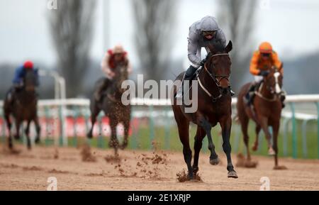 Action Hero guidato da Kieran Shoemark vince il Bombardier ÔMarch al tuo DrumÕ Maiden Stakes presso l'ippodromo di Southwell. Foto Stock