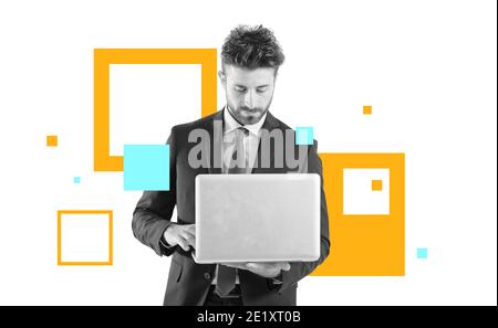 Uomo d'affari lavora con il suo laptop e dati condivisi via internet. Isolato su sfondo bianco Foto Stock