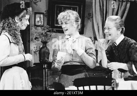 l-r: Jane Horrocks (Beatrice), Claire Parker (Nellie), Annette Crosbie (Mrs Lambert) in UN COLLIER'S FRIDAY NIGHT by D.H. Lawrence al Greenwich Theatre, Londra SE10 26/10/1987 design: Kenny Miller illuminazione: Gerry Jenkinson regista: John dove Foto Stock