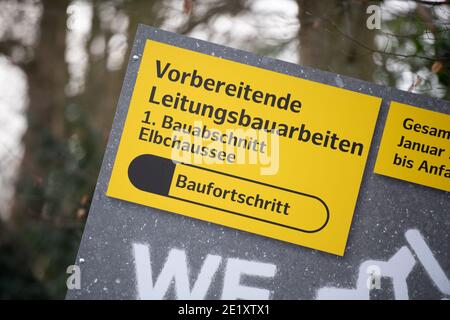 10 gennaio 2021, Amburgo: Un cartello con la scritta "lavori preparatori di costruzione di condotte" indica i prossimi lavori di costruzione sull'Elbchaussee. La nobile e trafficata Elbchaussee di Amburgo diventerà un cantiere per tre anni. All'inizio del 2024, saranno posati nuovi tubi dell'acqua e la strada sarà completamente rinnovata.(al dpa 'l'Elbchaussee di Amburgo sarà un cantiere per tre anni') Foto: Daniel Reinhardt/dpa Foto Stock