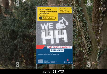 10 gennaio 2021, Amburgo: Un cartello indica i prossimi lavori di costruzione dell'Elbchaussee. Il nobile e trafficato Elbchaussee di Amburgo sarà un cantiere per tre anni. Fino all'inizio del 2024, saranno posati nuovi tubi dell'acqua e la strada sarà completamente rinnovata.(per dpa 'l'Elbchaussee di Amburgo diventerà un cantiere per tre anni') Foto: Daniel Reinhardt/dpa Foto Stock