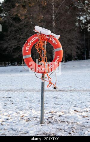 Salvavita sulla spiaggia innevata di Hietaranta a Helsinki, Finlandia Foto Stock