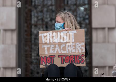 Leeds, UK - Agosto 18 2020: Un protetore tiene un segno che critica i governi che gestiscono i risultati degli esami. Foto Stock