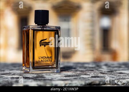 Kiev, Ucraina - 18 ottobre 2019: L'homme Lacoste Eau de toilette bottiglia su fondo di pietra Foto Stock