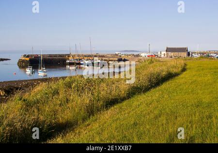 Giugno 2018 il porto e scivola nella contea giù villaggio di Groomsport Irlanda del Nord con le isole Copeland sullo sfondo. Foto Stock