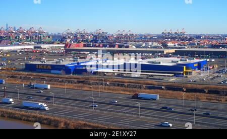 NEWARK, NJ 7 GEN 2021- Vista aerea della New Jersey turnpike, del negozio IKEA e del porto di Elizabeth vicino all'Aeroporto Internazionale Newark Liberty (EW Foto Stock
