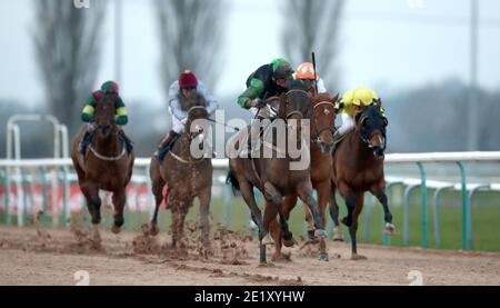 Nick Vedder guidato da Kieran Shoemark vince il betyourway a Betway handicap presso l'ippodromo di Southwell. Foto Stock