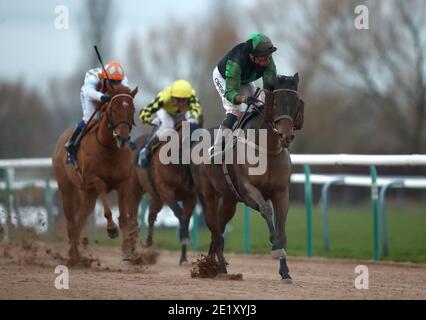 Nick Vedder guidato da Kieran Shoemark vince il betyourway a Betway handicap presso l'ippodromo di Southwell. Foto Stock