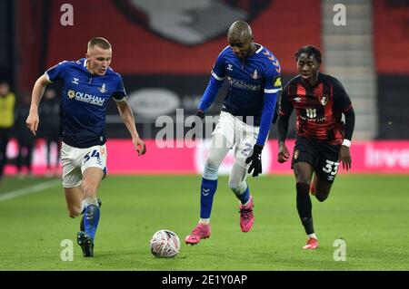 OLDHAM, INGHILTERRA. 9 GENNAIO Tom Hamer di Oldham Athletic e Dylan Bahamboula di Oldham Athletic si sfidano con Jordan Zemura di Bournemouth durante la partita della fa Cup tra Bournemouth e Oldham Athletic al Vitality Stadium di Bournemouth sabato 9 gennaio 2021. (Credit: Eddie Garvey | MI News) Foto Stock