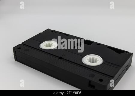 In primo piano una scala fatta da VHS vecchio. Negli anni '80 sono stati utilizzati per guardare i film, attraverso il film interno. Foto Stock