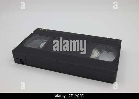 In primo piano una scala fatta da VHS vecchio. Negli anni '80 sono stati utilizzati per guardare i film, attraverso il film interno. Foto Stock