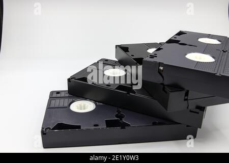 In primo piano una scala fatta da VHS vecchio. Negli anni '80 sono stati utilizzati per guardare i film, attraverso il film interno. Foto Stock