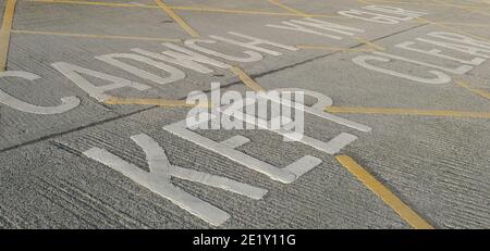 Grande Keep Clear, cartello Cadwch yn Glyr dipinto sulla strada ad Aberystwth Harbour di fronte all'edificio RNLI. Foto Stock