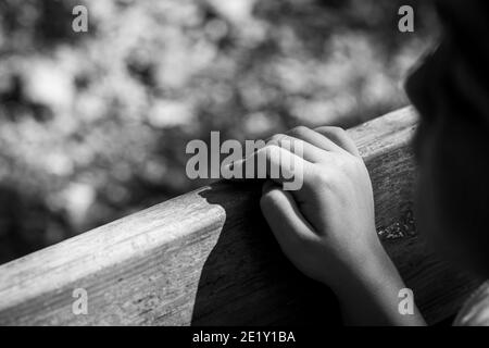 La mano sporca del bambino sul legno Foto Stock