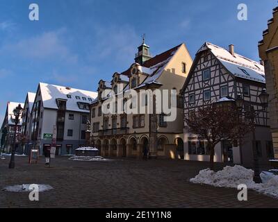 Sigmaringen, Germania - 01-09-2021: Storico municipio con facciata dipinta di giallo situato in una piazza nella zona pedonale del centro della città. Foto Stock