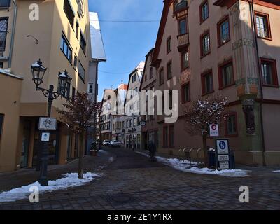 Sigmaringen, Germania - 01-09-2021: Ingresso della zona pedonale nel centro storico della città nella stagione invernale con neve. Segno: Maschera di guerra. Foto Stock