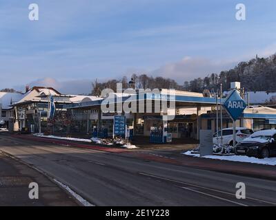 Sigmaringen, Germania - 01-09-2021: Stazione di rifornimento di Aral, parte del Gruppo BP, situata su una strada con il cartello del prezzo del carburante e il logo dell'azienda di colore blu. Foto Stock
