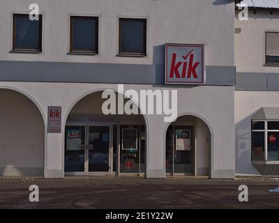 Sigmaringen, Germania - 01-09-2021: Ingresso al negozio chiuso della catena di abbigliamento a prezzi scontati Kik, una società tedesca di vendita al dettaglio di prodotti tessili con logo rosso business. Foto Stock