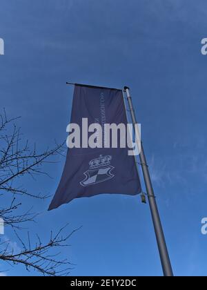 Sigmaringen, Germania - 01-09-2021: Bandiera con lo stemma della Casa di Hohenzollern, ex dinastia reale tedesca, con rami di un albero. Foto Stock