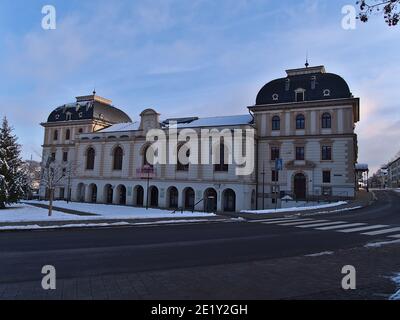 Sigmaringen, Germania - 01-09-2021: Vista frontale del centro commerciale Marstall Passage nel centro della città di Sigmaringen nella stagione invernale con neve. Foto Stock