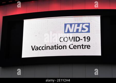 Ashton Gate, Bristol, Regno Unito. 10 gennaio 2020. Cartello presso il NHS Covid-19 Bristol Vaccination Centre presso l'Ashton Gate Stadium. Picture Credit: Graham Hunt/Alamy Live News Foto Stock