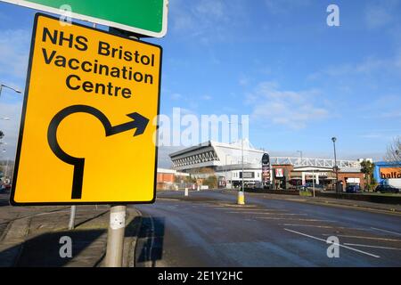 Ashton Gate, Bristol, Regno Unito. 10 gennaio 2020. Cartello che indica il NHS Covid-19 Bristol Vaccination Center presso l'Ashton Gate Stadium. Picture Credit: Graham Hunt/Alamy Live News Foto Stock