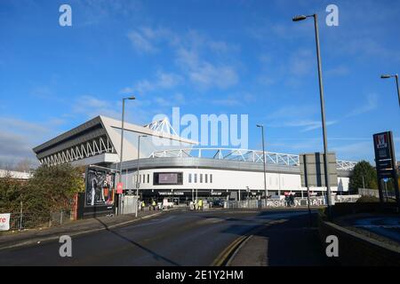Ashton Gate, Bristol, Regno Unito. 10 gennaio 2020. NHS Covid-19 Bristol Vaccination Center presso l'Ashton Gate Stadium. Picture Credit: Graham Hunt/Alamy Live News Foto Stock