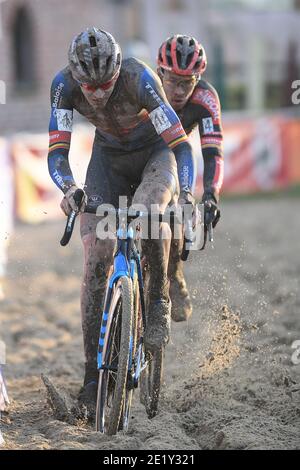 Il belga Toon Aerts e il belga Laurens Sweeck hanno ritratto in azione durante la gara d'elite maschile dei campionati nazionali belgi di ciclocross, domenica Foto Stock