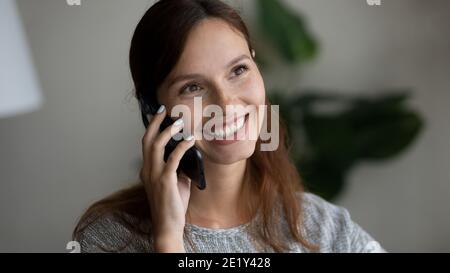 Banner vista di sorridente donna parlare sul cellulare Foto Stock